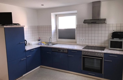 Dasing Apartment | Wohnung Orange - Helle FeWo mit gemütlicher Sitzecke und kostenfreiem WLAN