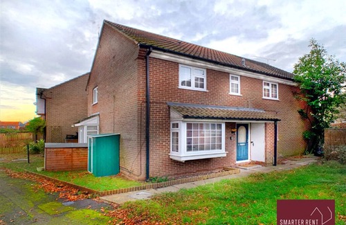 Wokingham Apartment | Wokingham - 2 Bedroom Maisonette - With Parking