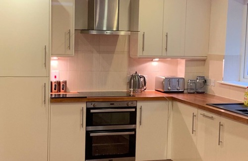 Wokingham Apartment | Wokingham - Contemporary, Spacious - Three Bedroom (Two Bathroom) Apartment