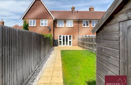 Wokingham House | Wokingham - Garden, Parking, Pets Welcome