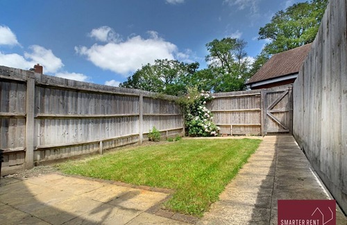 Wokingham House | Wokingham - Garden, Parking, Pets Welcome