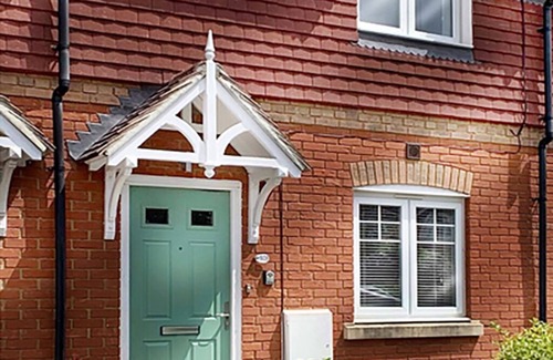 Wokingham House | Wokingham - Garden, Parking, Pets Welcome