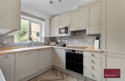 Sindlesham House | Wokingham - Three Bed House - Parking