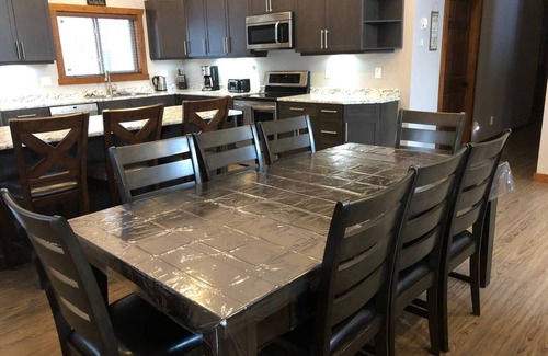 Valemount House | Wolf Den Cabin Rental