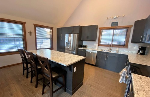 Valemount House | Wolf Den Cabin Rental