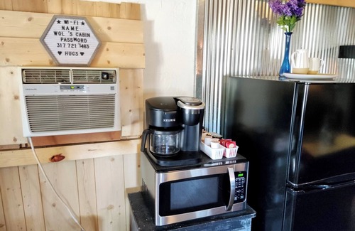 Noblesville Cottage | Wolf's Cabin Near Historic Downtown Noblesville