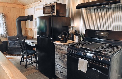 Noblesville Cottage | Wolf's Cabin Near Historic Downtown Noblesville