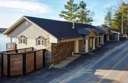 Wollaston House | Wollaston Castle with a Gorgeous Waterfront