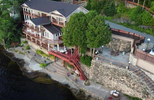 Wollaston House | Wollaston Castle with a Gorgeous Waterfront