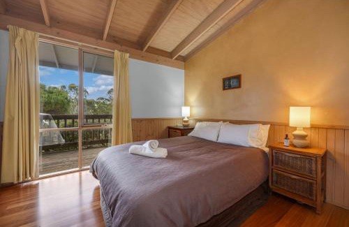 Goughs Bay House | Wollondilly - Mansfield - Sleeps 10