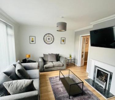Wolverhampton House | Wolverhampton 3-Bed Home Garden 4 Beds Parking for 2 Vans Ideal for Contractors, NHS & Long Stays Near M6, Walsall & City Centre