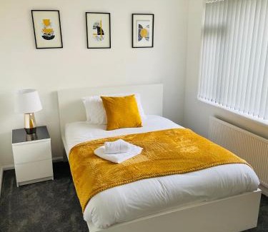 Wolverhampton House | Wolverhampton 3-Bed Home Garden 4 Beds Parking for 2 Vans Ideal for Contractors, NHS & Long Stays Near M6, Walsall & City Centre
