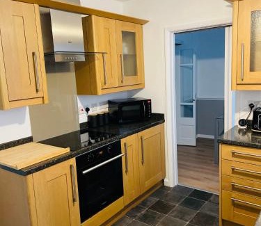 Wolverhampton House | Wolverhampton 3-Bed Home Garden 4 Beds Parking for 2 Vans Ideal for Contractors, NHS & Long Stays Near M6, Walsall & City Centre