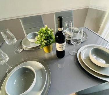 Wolverhampton House | Wolverhampton 3-Bed Home Garden 4 Beds Parking for 2 Vans Ideal for Contractors, NHS & Long Stays Near M6, Walsall & City Centre
