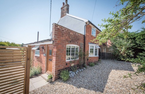 Aldringham Cottage | Wonderful cottage with sun-filled terrace