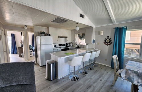 Jamaica Beach Cottage | Wonderful Get-Away Without Breaking the Bank - Bay Front & Canal W/Boat Slip