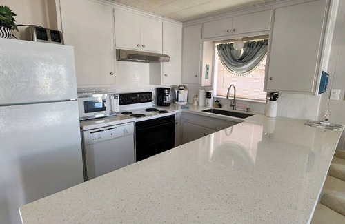 Jamaica Beach Cottage | Wonderful Get-Away Without Breaking the Bank - Bay Front & Canal W/Boat Slip