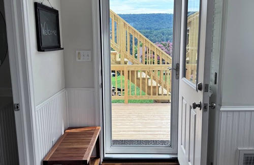 Bolivar House | Wonderful Mountain Views. Walk to Rivers, Parks, Restaurants and Shops.