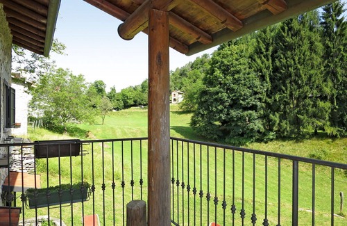 Porto Valtravaglia House | Wonderful private villa for 6 guests with TV, patio, pets allowed and parking