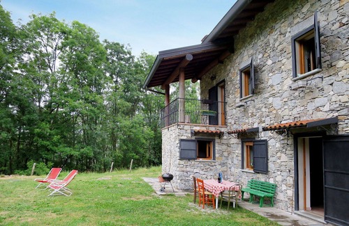 Porto Valtravaglia House | Wonderful private villa for 6 guests with TV, patio, pets allowed and parking