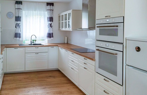Hessenburg House | Wonderful private villa for 6 guests with WIFI, TV, terrace and parking