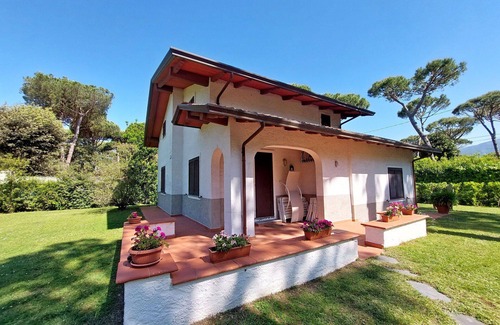 Ronchi Villa | Wonderful private villa for 8 guests with WIFI, A/C, TV and pets allowed, close to Forte Dei Marmi