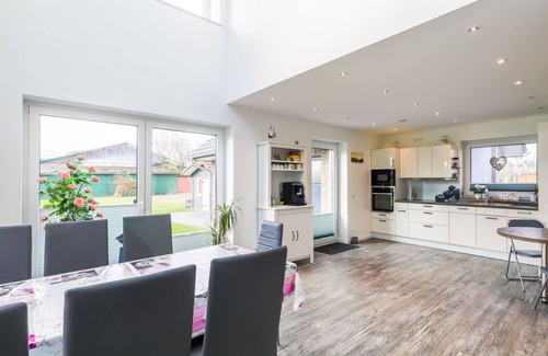 Wanna House | Wonderful private villa for 10 people with hot tub, WIFI, TV, patio and parking
