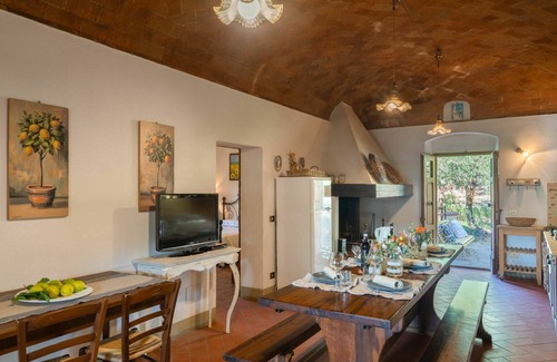 Montevarchi Villa | Wonderful private villa with private pool, WIFI, TV, balcony, pets allowed, panoramic view, parking