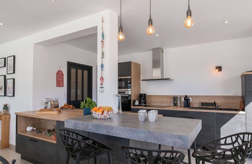 Brignogan-Plage House | Wonderful private villa for 10 people with private pool, WIFI, TV, terrace and pets allowed
