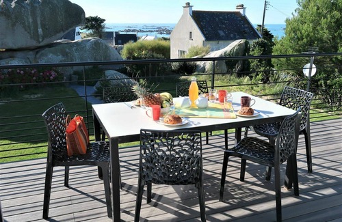 Kerlouet House | Wonderful private villa for 5 guests with WIFI, TV, balcony and parking