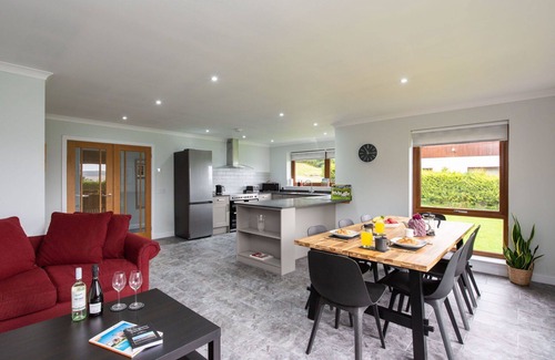 Drumnadrochit Villa | Wonderful private villa for 8 people with WIFI, TV, pets allowed, panoramic view and parking