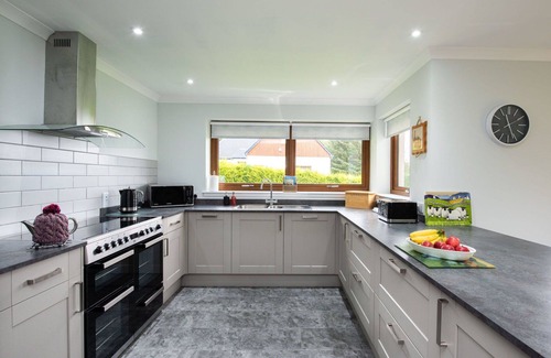 Drumnadrochit Villa | Wonderful private villa for 8 people with WIFI, TV, pets allowed, panoramic view and parking