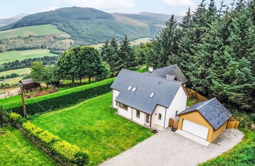 Drumnadrochit Villa | Wonderful private villa for 8 people with WIFI, TV, pets allowed, panoramic view and parking