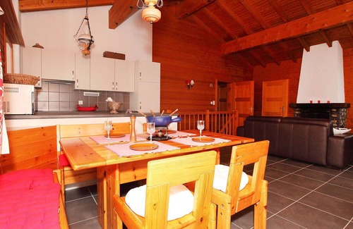 Leytron House | Wonderful private villa for 8 guests with TV, terrace, pets allowed and parking