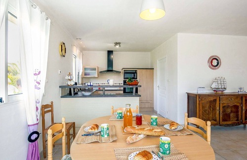 Kerlouet House | Wonderful private villa for 6 people with TV, terrace and parking