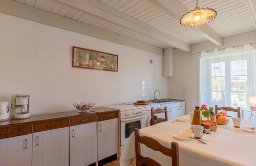 Plogoff House | Wonderful private villa for 5 guests with TV, terrace, pets allowed, panoramic view and parking
