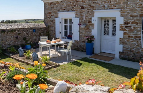 Plogoff House | Wonderful private villa for 5 guests with TV, terrace, pets allowed, panoramic view and parking