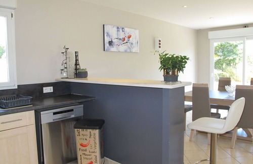 Surville House | Wonderful private villa for 6 guests with WIFI, TV, patio, pets allowed and parking