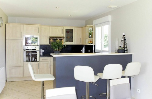 Surville House | Wonderful private villa for 6 guests with WIFI, TV, patio, pets allowed and parking