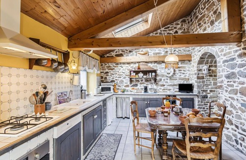 Yffiniac House | Wonderful private villa for 8 people with WIFI, TV, pets allowed and parking
