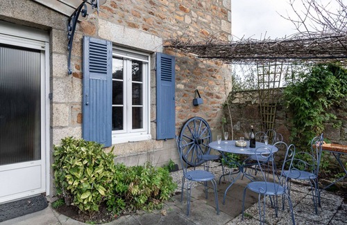 Yffiniac House | Wonderful private villa for 8 people with WIFI, TV, pets allowed and parking