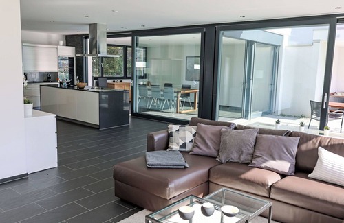 Ruetli House | Wonderful private villa for 10 guests with WIFI, TV, patio, pets allowed and parking