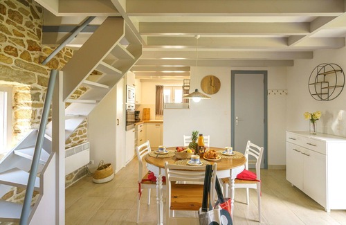Plogoff House | Wonderful private villa for 4 people with TV, terrace, pets allowed and parking