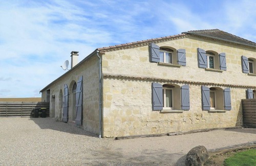 Puymiclan Villa | Wonderful private villa for 8 guests with private pool, WIFI, TV, terrace, pets allowed and park.