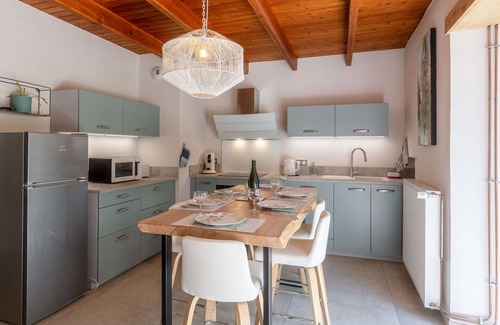 Coutances House | Wonderful private villa for 6 guests with WIFI, TV, terrace and parking
