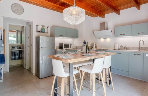 Coutances House | Wonderful private villa for 6 guests with WIFI, TV, terrace and parking