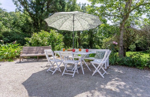 Coutances House | Wonderful private villa for 6 guests with WIFI, TV, terrace and parking