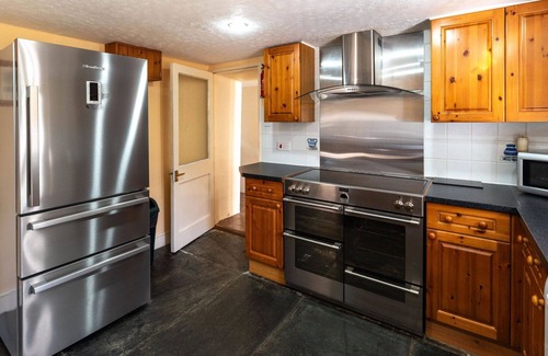 Fivelanes House | Wonderful private villa for 9 guests with WIFI, hot tub, TV, patio, pets allowed and parking