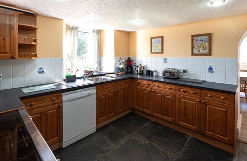 Fivelanes House | Wonderful private villa for 9 guests with WIFI, hot tub, TV, patio, pets allowed and parking