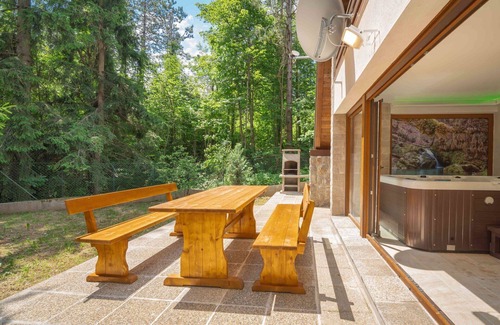 Lic House | Wonderful private villa for 4 guests with WIFI, A/C, hot tub, TV, terrace and parking